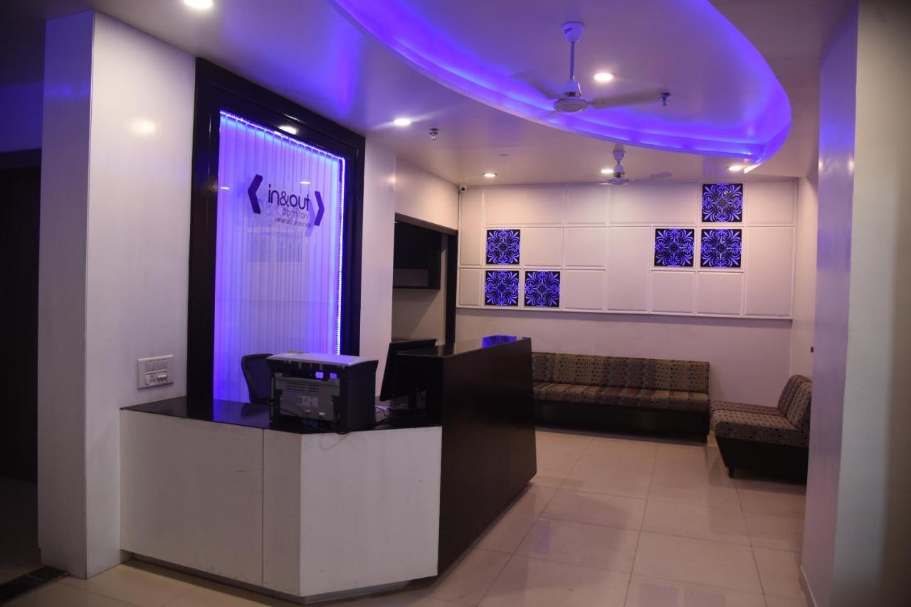 In & Out Dormitory Ahmedabad Exterior photo