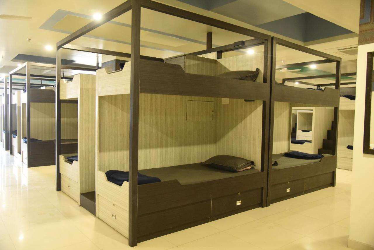 In & Out Dormitory Ahmedabad Exterior photo