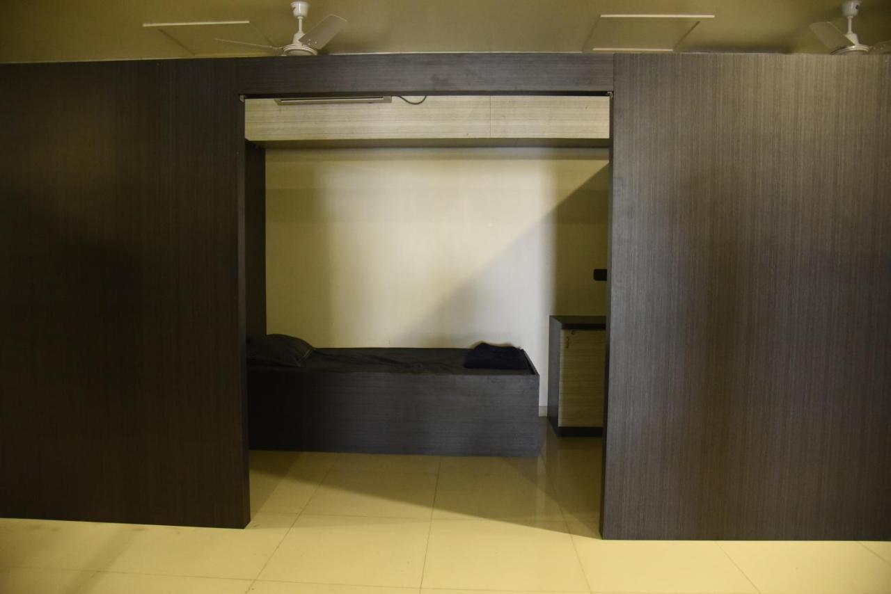 In & Out Dormitory Ahmedabad Exterior photo