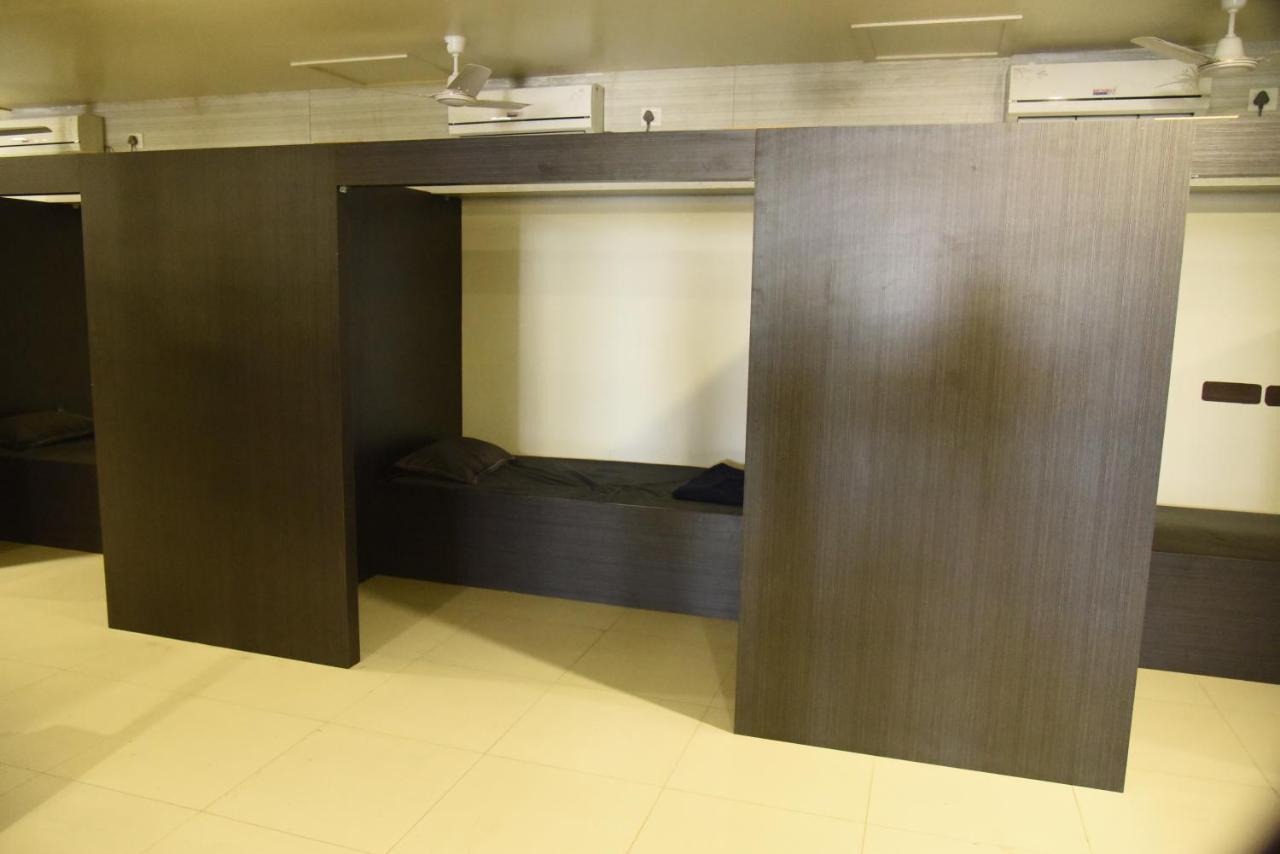 In & Out Dormitory Ahmedabad Exterior photo