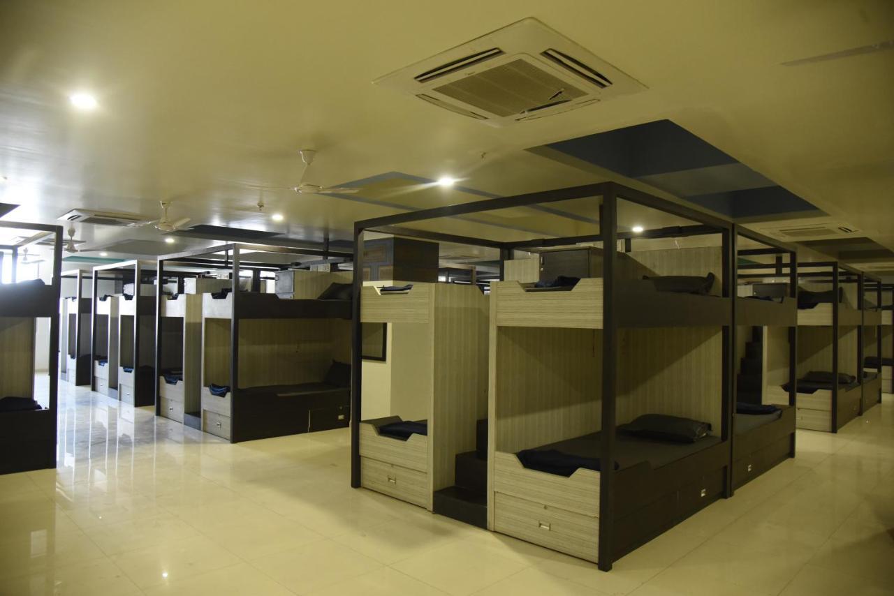 In & Out Dormitory Ahmedabad Exterior photo