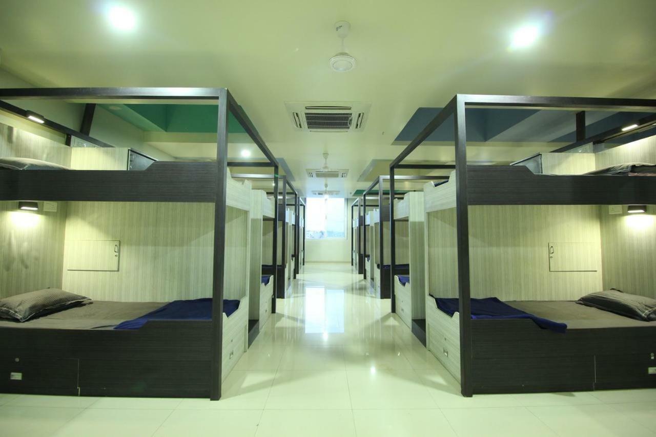In & Out Dormitory Ahmedabad Exterior photo