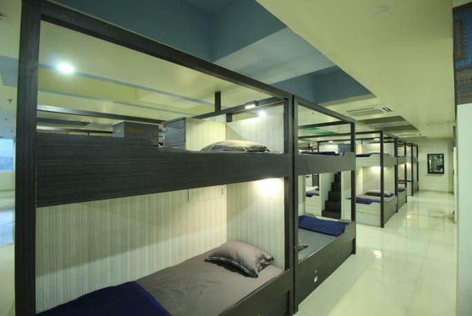 In & Out Dormitory Ahmedabad Exterior photo