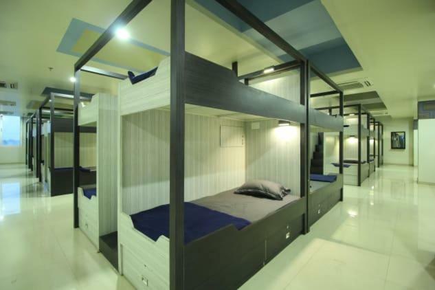 In & Out Dormitory Ahmedabad Exterior photo